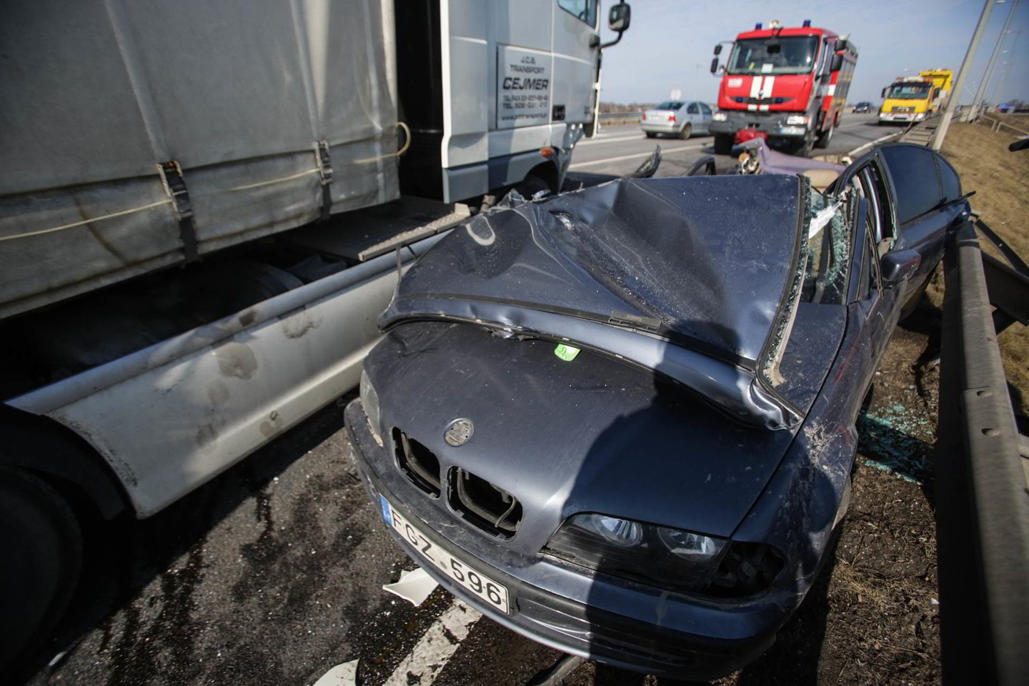  Antradienį pakaunėje susidūrė BMW ir vilkikas. Tragiškai žuvo jaunas BMW vairuotojas. Jo gyvybę būtų išgelbėję saugos diržai.<br> G.Bitvinsko nuotr.
