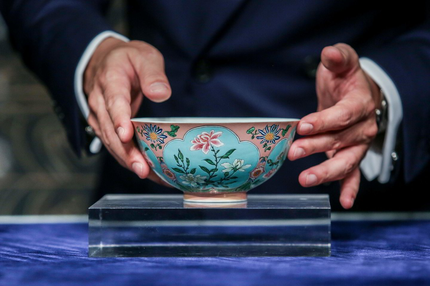 Šis 14,7 cm skersmens dubenėlis yra dekoruotas emale, panaudojant kinų ir vakarietišką keramikos tapybos technikas.<br> AFP / Scanpix nuotr.