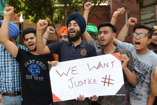 Peržengtos visos įžūlumo ribos: Indijoje nusirašinėjimas per egzaminus tapo didžiule pramone