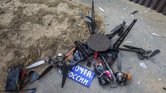 Rusijoje pašto gabenimas dronu baigėsi liūdnai, tačiau rado, kam suversti kaltę