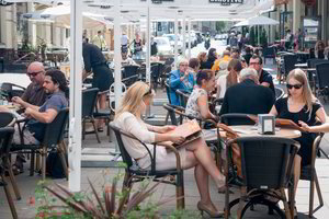 Lauko kavinės pradeda vasaros sezoną: kokios permainos šiemet jų laukia