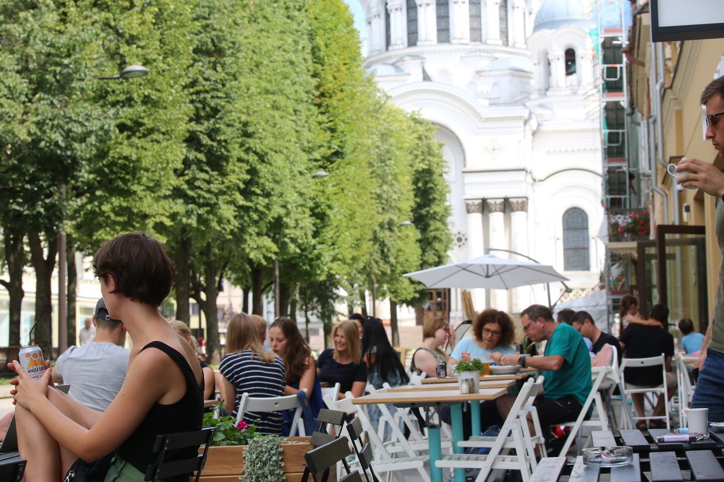 Žmonės akivaizdžiai išsiilgę saulės: būrėsi aplink staliukus, kurie apšviesti ir šildomi pavasario saulės spindulių.<br>M.Patašiaus nuotr.