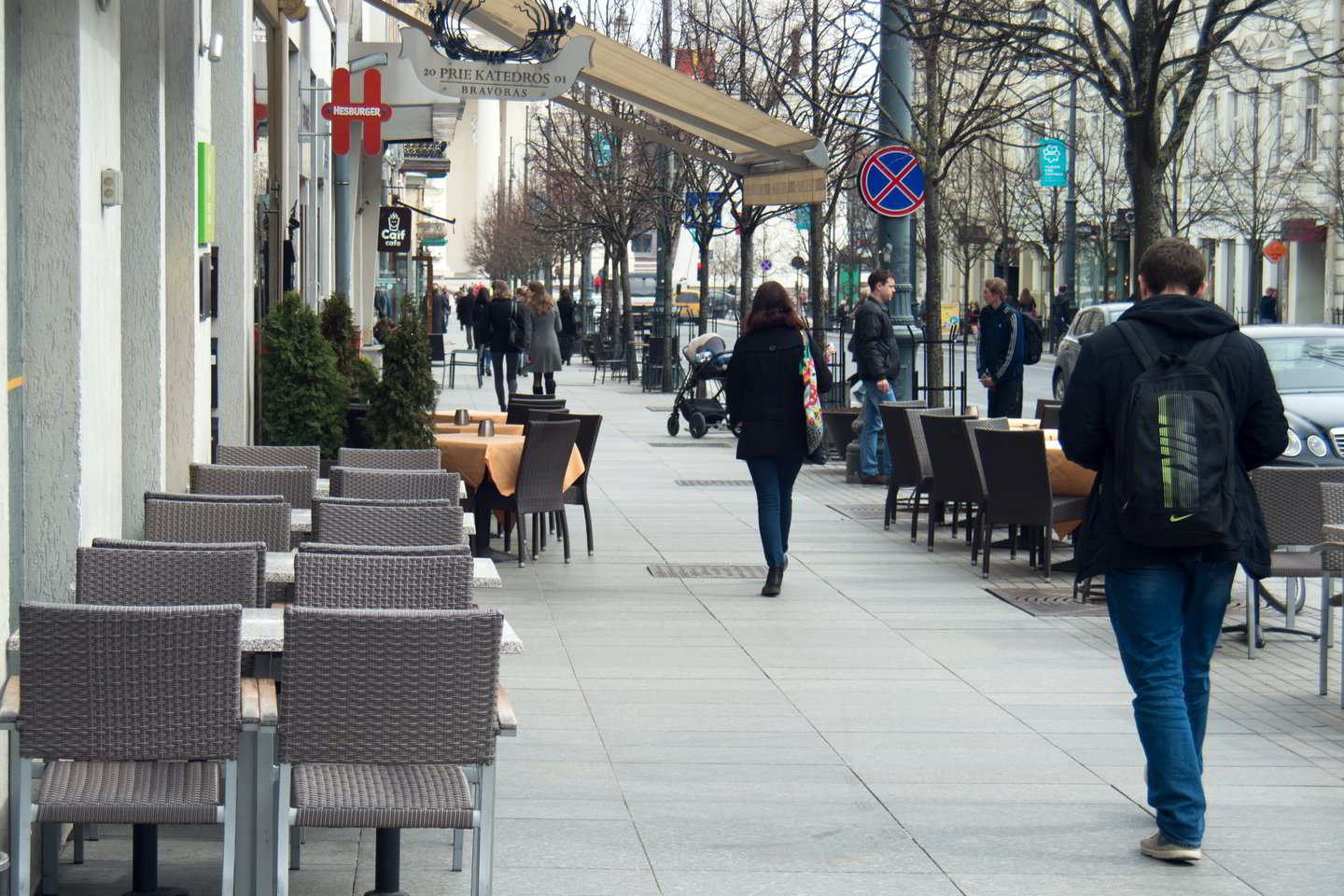 Žmonės akivaizdžiai išsiilgę saulės: būrėsi aplink staliukus, kurie apšviesti ir šildomi pavasario saulės spindulių.<br>V.Ščiavinsko nuotr.