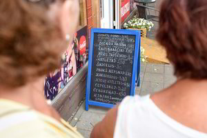 Ekonomistai: žmonės turėtų piktintis ne aukštomis kainomis, o mažomis pajamomis 