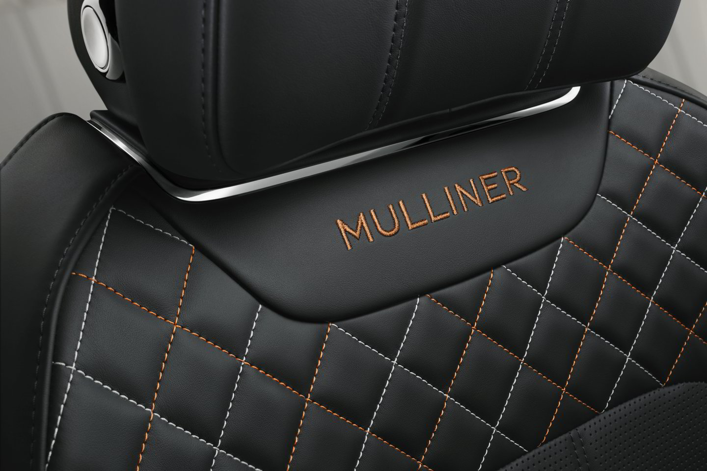 „Bentley Bentayga Mulliner“ pirkėjams nuo šiol siūlomas ir seifas su pirštų antspaudų skaitytuvu.<br>Gamintojo nuotr.