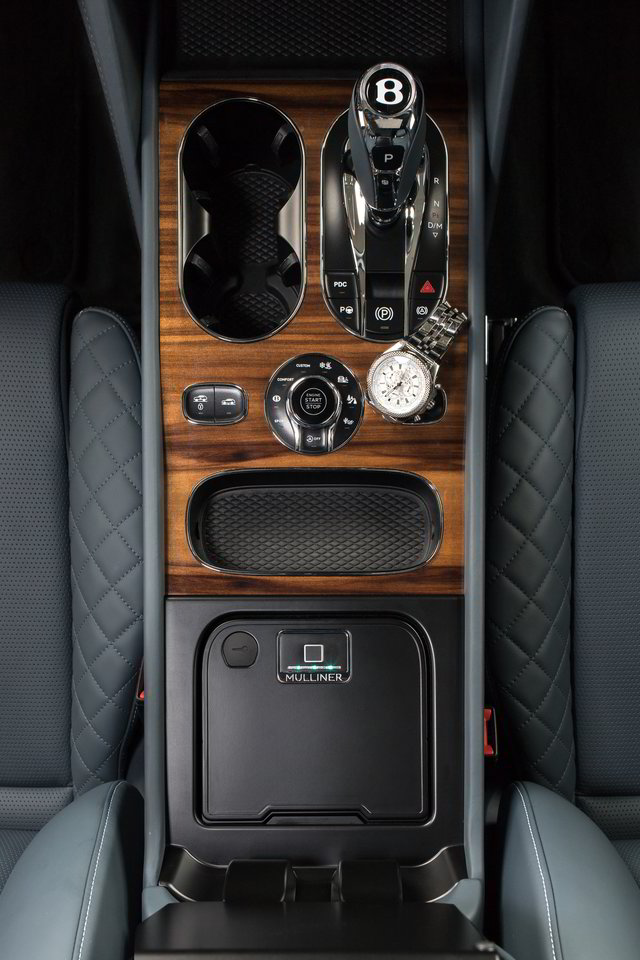 „Bentley Bentayga Mulliner“ pirkėjams nuo šiol siūlomas ir seifas su pirštų antspaudų skaitytuvu.<br>Gamintojo nuotr.