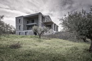 Jauna šiuolaikiška šeima nusilenkė tradicijoms: jų naujas namas – akmeninis