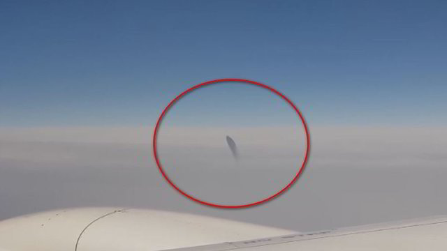 Keleivis pro lėktuvo langą užfiksavo neįprastą objektą: nesupranta, kas tai
