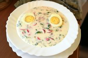 Firminė šaltsriubė – be burokėlių, bet žymiai įdomesnio skonio