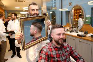 Vyrų grožio salonas svečiams pristatė barzdų ir šukuosenų tendencijas