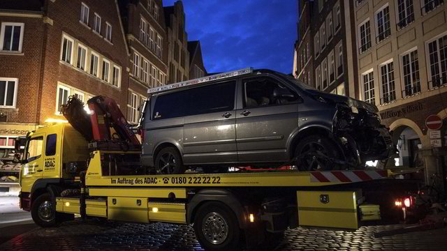 Po išpuolio Vokietijos teisėsauga aiškinasi, kodėl vyras nukreipė autobusiuką į žmones