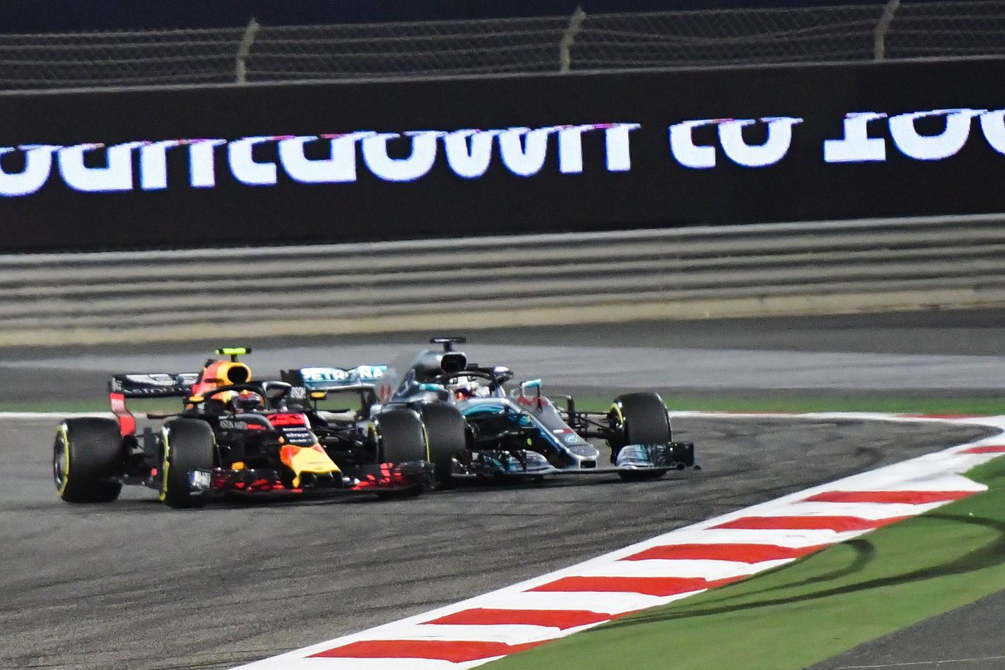 Bahreino „Grand Prix“ lenktynių akimirkos.<br>AFP/Scanpix nuotr.
