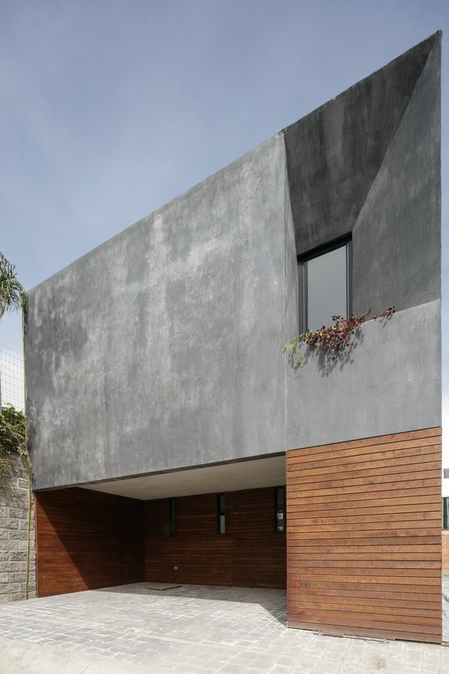 Stačiakampio formos plano namo vidinio kiemo centre architektai pasodino akaciją.<br>L.Darqueos/archdaily.com nuotr.