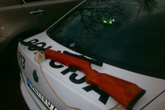 9 metų mergaitė „žaisdama“ su šautuvu sužalojo savo vienmetę sesę