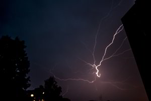 Vilnietis telefonu nufilmavo įspūdingą stichijos šėlsmą: dangų skrodė žaibai