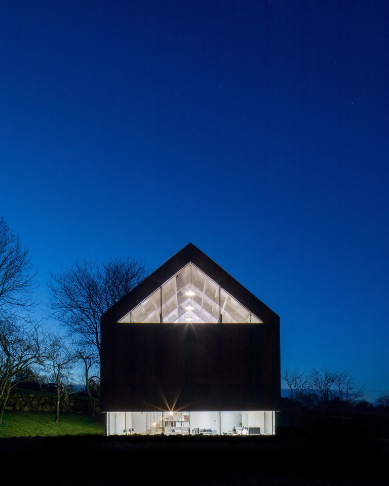  Abiejuose stogo galuose įstatyti dideli trikampiai langai. <br> McGarry-Moon Architects/archdaily.com nuotr.