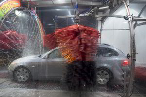 Automobilių švara: vienur už purvinus baudžia, kitur – draudžia plauti savaitgaliais