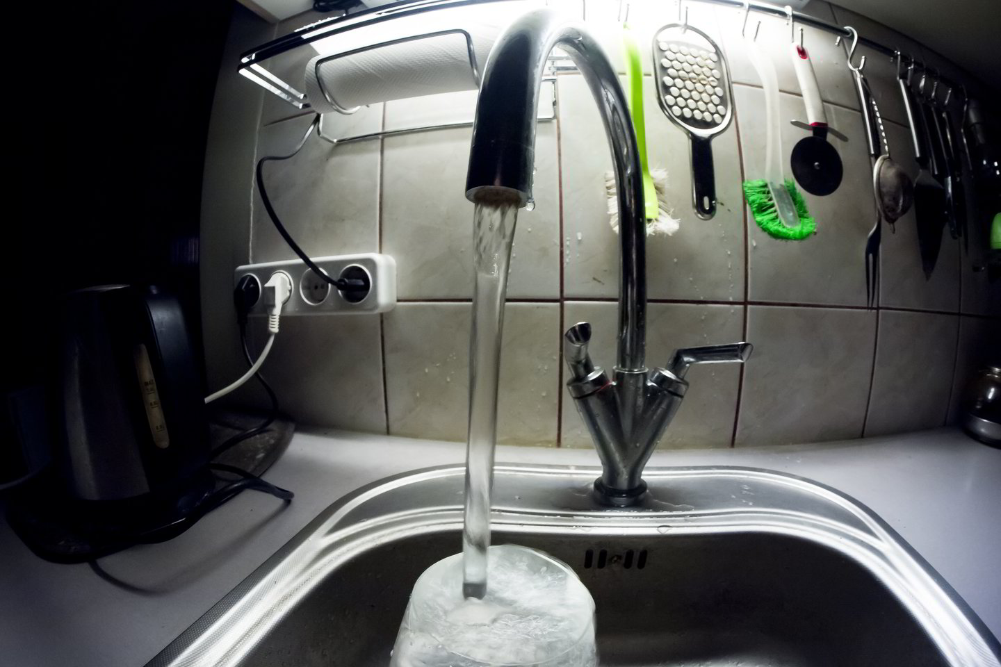 Kietas vanduo sausina odą, kenkia skalbimo mašinai, ant indų lieka jo pėdsakų.<br>V.Ščiavinsko nuotr.