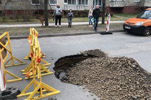 Vienoje Vilniaus gatvių atsivėrė smegduobė, eismas bus ribojamas pernakt