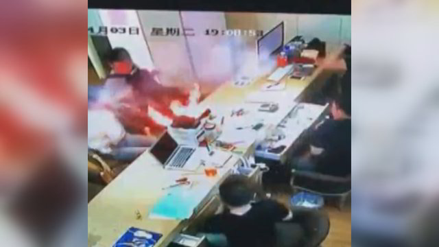 Nufilmuota, kaip telefonas sprogsta tiesiai prieš klientus
