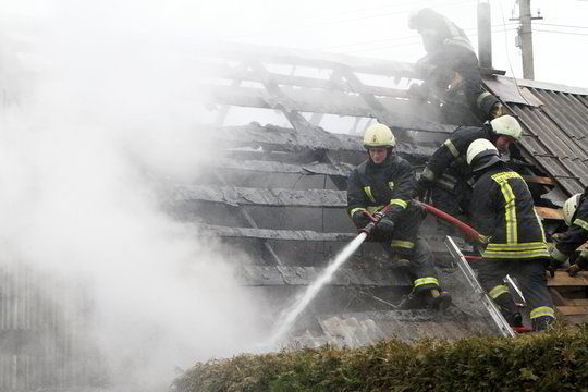 Pasvalio r. liepsnos nuniokojo namą, medikų prireikė apdegusiam vyrui