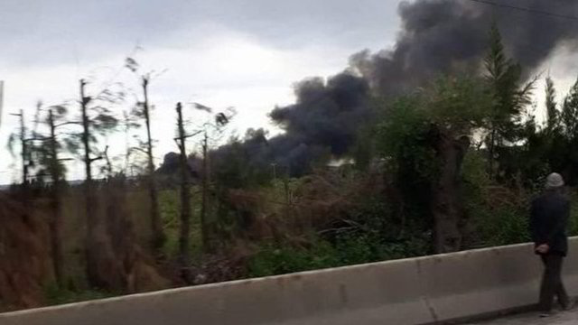 Filmuota medžiaga iš įvykio vietos: Alžyre nukrito karinis lėktuvas