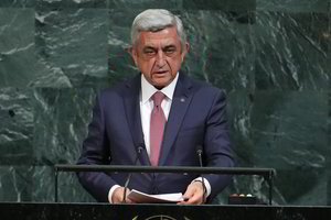 Armėnijos parlamente opozicijos deputatai uždegė signalinius deglus