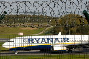 Bloga žinia: „Ryanair“ retina bazių tinklą, tad nebeliks ir vieno maršruto į Vilnių