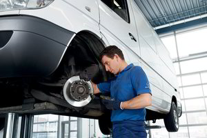 Kokius gedimus išduoda per vairą juntami smūgiai?