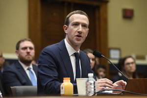 Prieš Senatą stojęs M. Zuckerbergas pasakojo, kas laukia „Facebook“