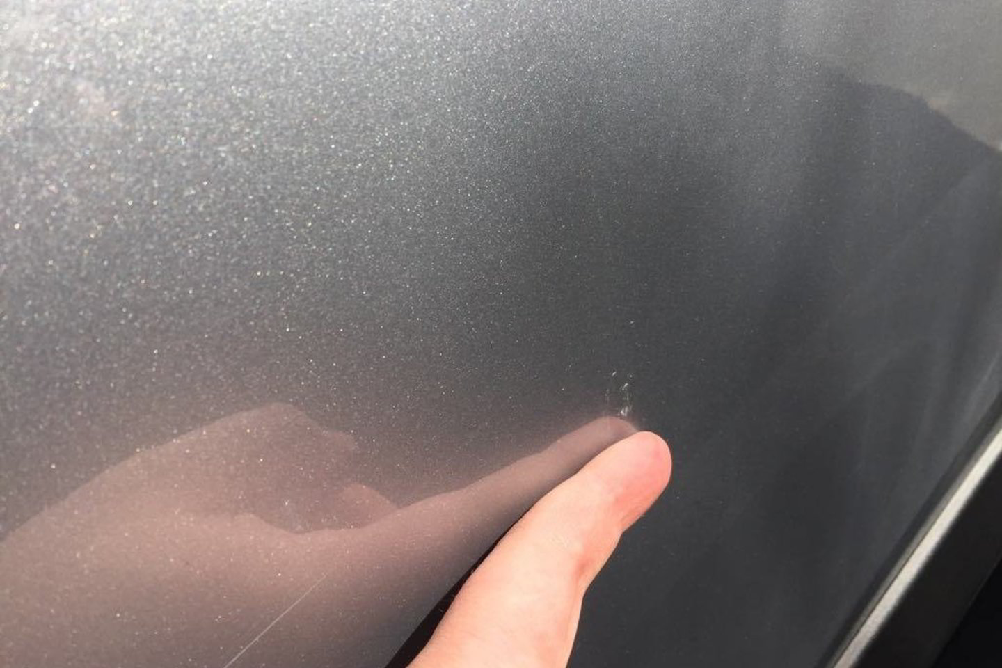 Atsisakiusi užsisakyti papildomą draudimą vairuotoja už įbrėžimą sumokėjo labai brangiai.<br> Skaitytojos nuotr.