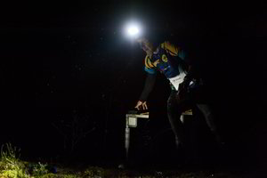 Orientacininkai dėl čempionų titulo kovos aklinai tamsiame miške