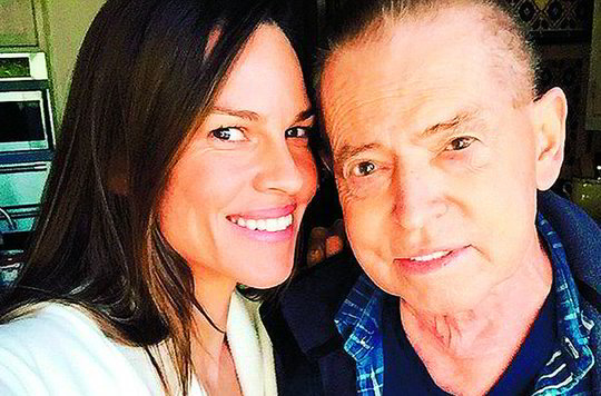 Hilary Swank su tėvu suartino sunki jo liga