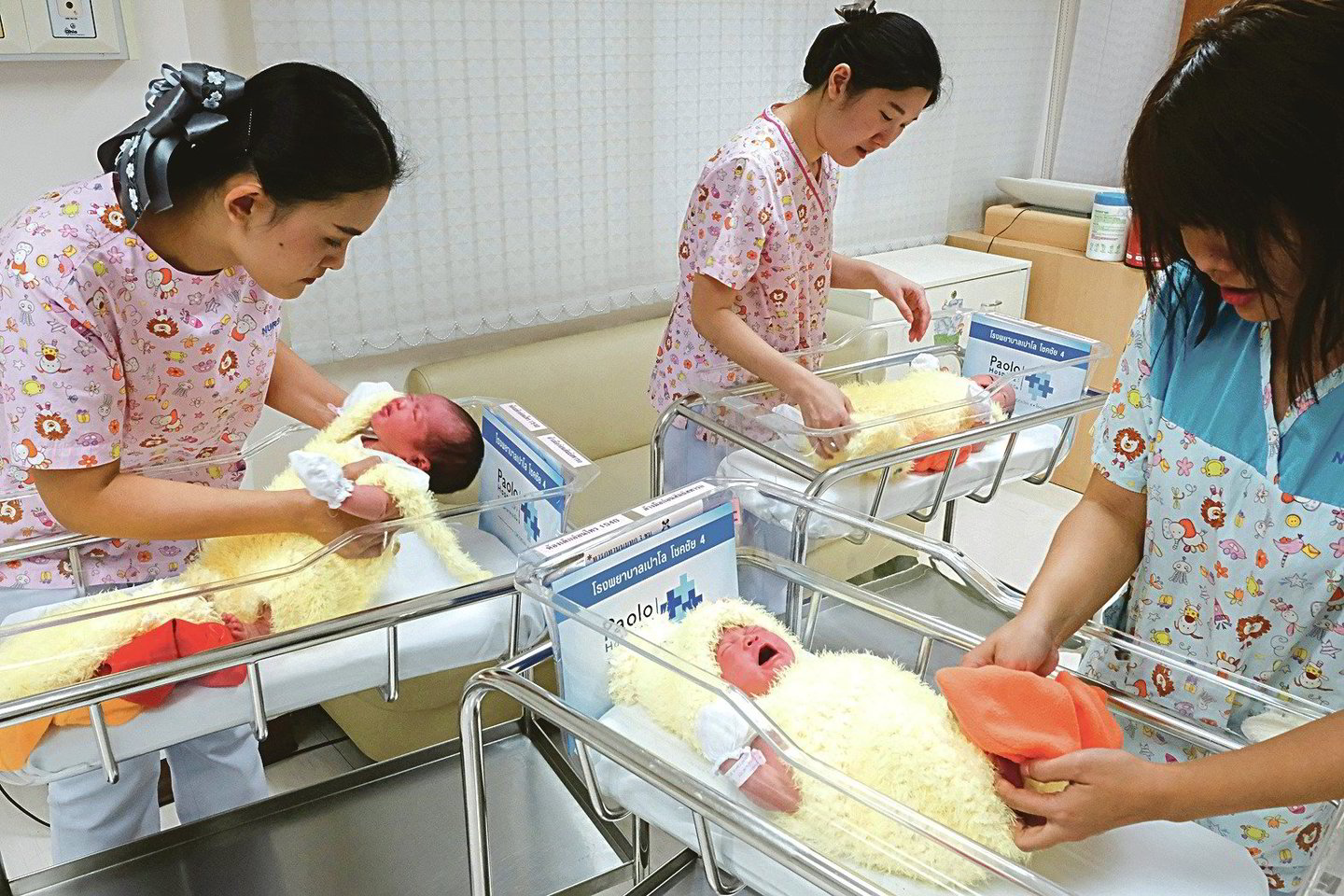Motinos ieškoti teko už Kinijos ribų, nes pakaitinė motinystė yra nelegali.<br>„Reuters“/„Scanpix“asociatyvioji nuotr.