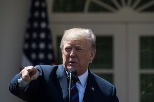 Rusiją gąsdinęs Donaldas Trumpas žada „gana greitai“ apsispręsti dėl Sirijos