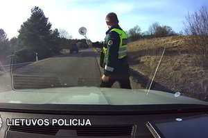 Nufilmuota, kaip girtas vairuotojas Raseinių r. nuo policijos spruko traktoriumi