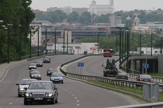 Partrenktas per pėsčiųjų perėją bėgęs vyras