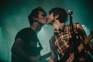 „Timid Kooky“ triukšmingai pristatė albumą: vyriški bučiniai ir netikėtas sveikinimas