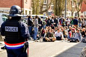 Paryžiuje policija išvaikė iš Sorbonos universiteto protestuojančius studentus