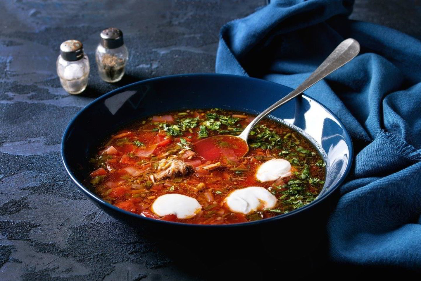  Žalias pesto padažas ar trinta pomidorų sriuba puikiai atrodys juodos spalvos induose, o aštuonkojis ar netgi šaltibarščiai – mėlynose.