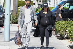 Nėštukės pilvuką Eva Longoria įspraudė į aptemptus drabužius