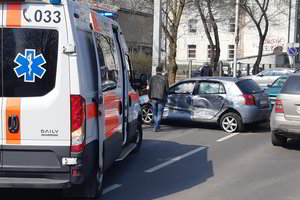 Avaringoje Kauno sankryžoje – dar viena nelaimė, mašina rėžėsi į medį