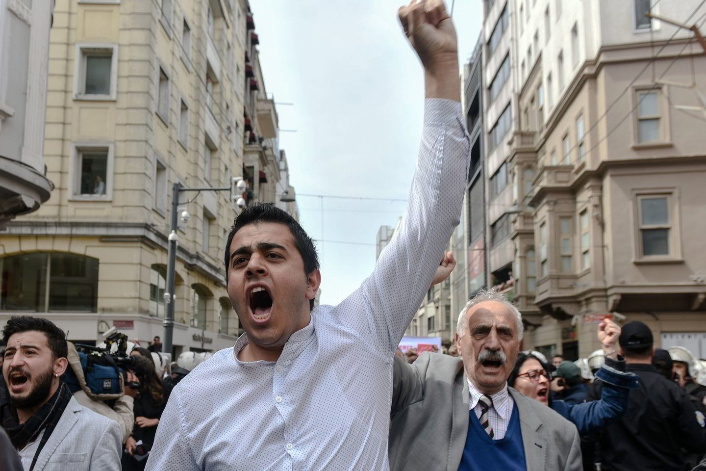 Turkijos pagrindinė opozicinė partija pirmadienį suorganizavo visoje šalyje daugybę mitingų, skirtų protestuoti prieš šalyje tebegaliojančią nepaprastąją padėtį. Nuo 2016 metų liepos Turkijoje galiojanti nepaprastoji padėtis suteikia vyriausybei didžiulius įgaliojimus.