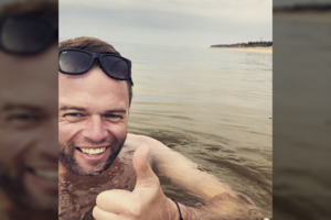 Šaltis neišgąsdino: Ignas Krupavičius jau išsimaudė ledinėje Baltijos jūroje