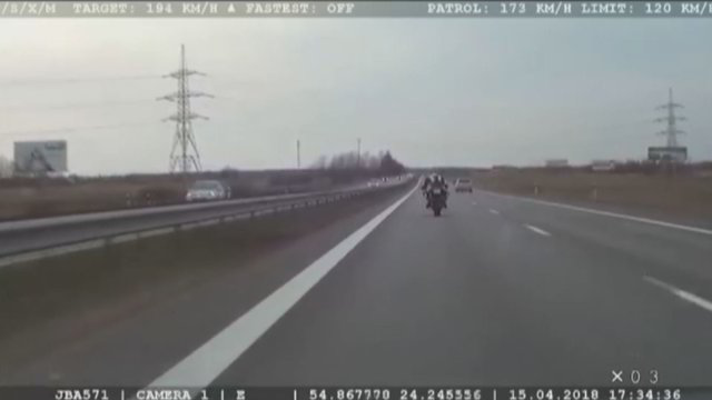 Policijai teko vytis daugiau nei 100 km/val. greitį viršijusį motociklininką
