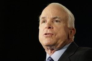 JAV senatoriui Johnui McCainui atlikta operacija