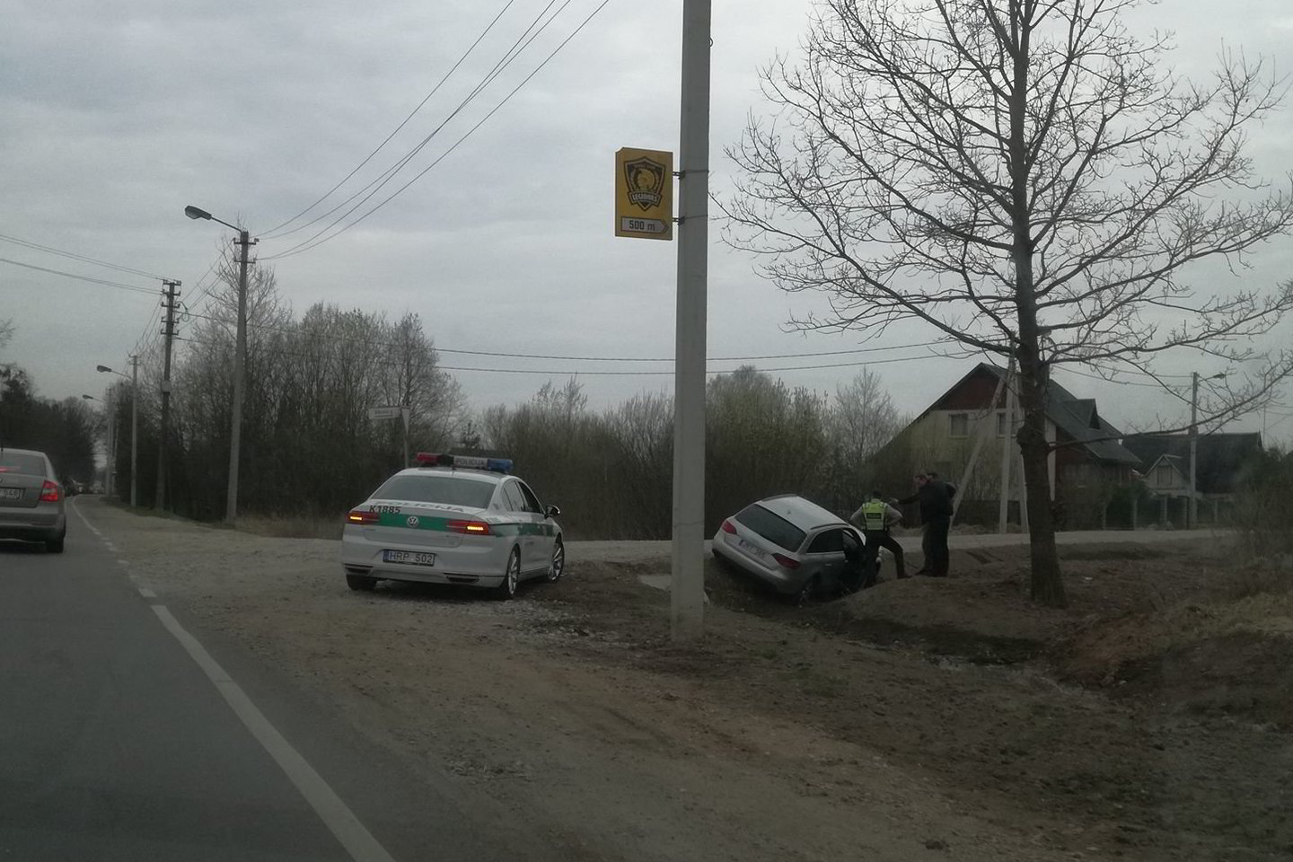  Trys girti vyrai buvo sulaikyti prie automobilio „Audi“, kuris rėžėsi į „Jeep“, pabėgo iš įvykio vietos, o tada įlėkė į griovį.<br> Kur stovi policija Kaune nuotr. 