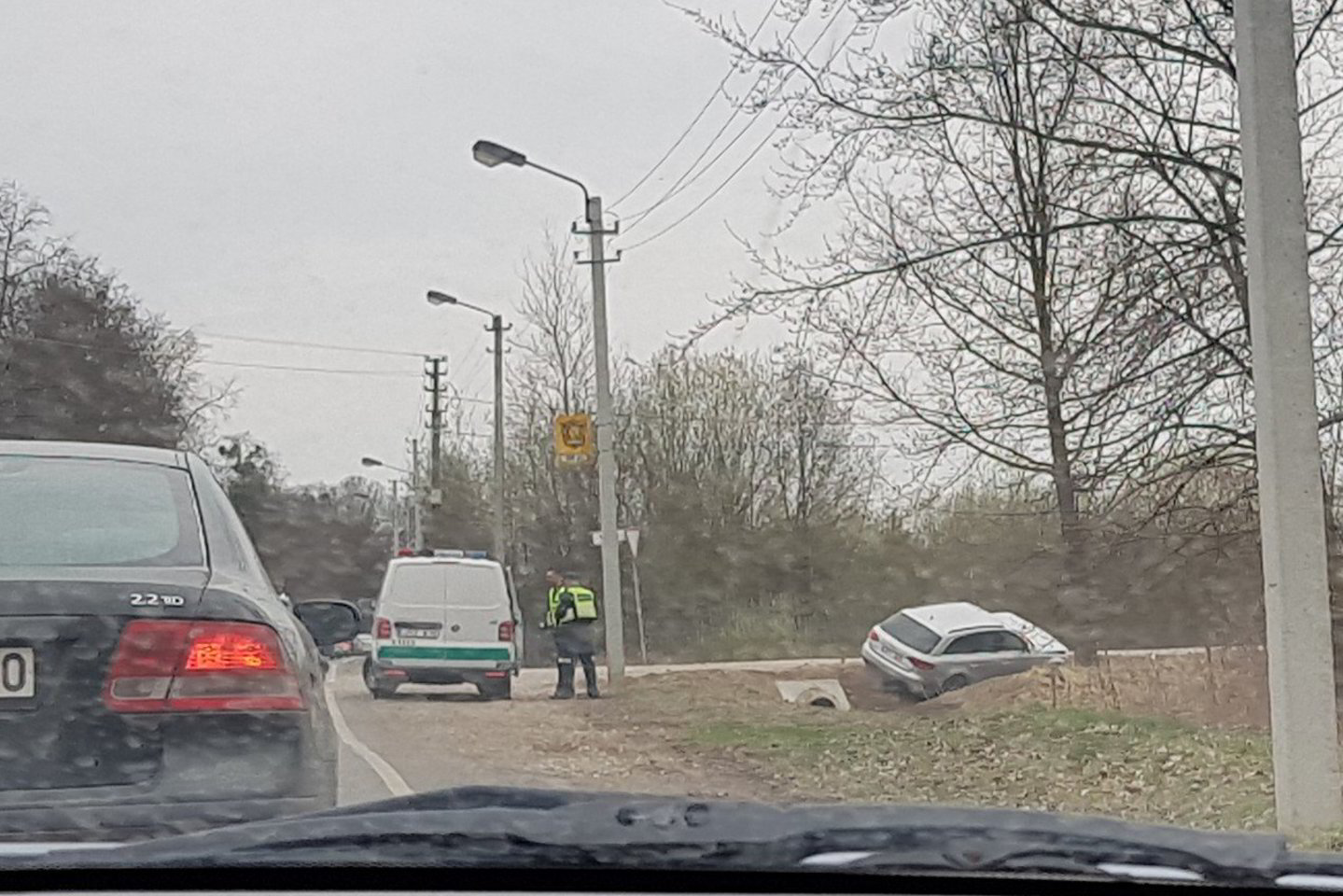  Trys girti vyrai buvo sulaikyti prie automobilio „Audi“, kuris rėžėsi į „Jeep“, pabėgo iš įvykio vietos, o tada įlėkė į griovį.<br> Kur stovi policija Kaune nuotr. 