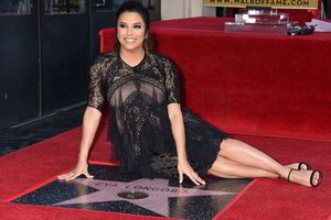 Besilaukiančiai Evai Longoriai – žvaigždė Holivudo Šlovės alėjoje