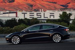 „Tesla“ sustabdė „Model 3“ gamybą, Elonas Muskas pripažino didelę klaidą